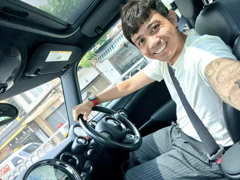 Quá nhiều siêu xe để trải nghiệm, Minh "Nhựa" lại lái Mini Cooper S chỉ vài trăm triệu đồng xuống phố- Ảnh 1. Quá nhiều siêu xe để trải nghiệm, Minh "Nhựa" lại lái Mini Cooper S chỉ vài trăm triệu đồng xuống phố- Ảnh 1.