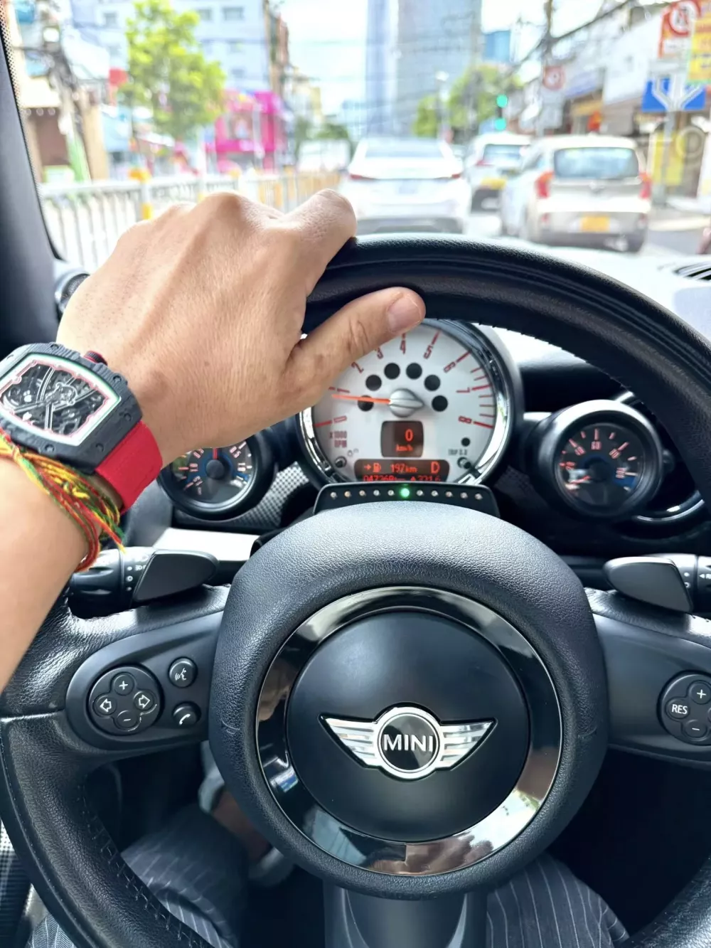 Quá nhiều siêu xe để trải nghiệm, Minh "Nhựa" lại lái Mini Cooper S chỉ vài trăm triệu đồng xuống phố- Ảnh 2.