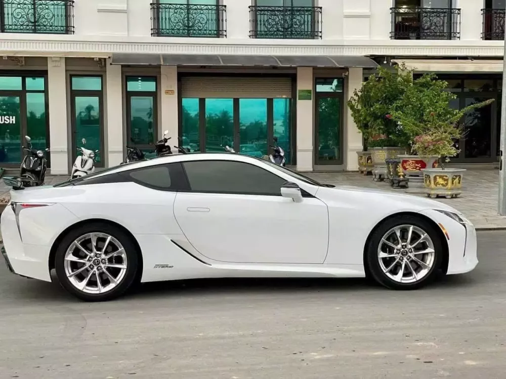 Lexus LC500h siêu hiếm tại Việt Nam được chào bán gần 6 tỷ đồng Lexus LC500h siêu hiếm tại Việt Nam được chào bán gần 6 tỷ đồng