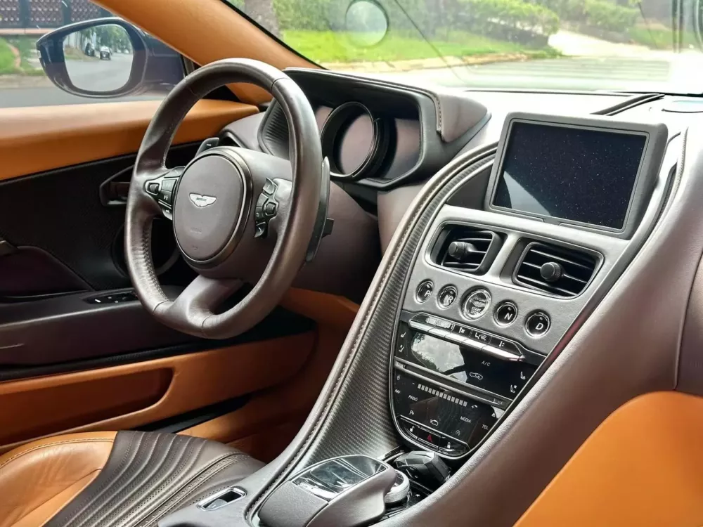 Aston Martin DB11 V8 từng của đại gia Jacky bất ngờ tái xuất ở Tp.HCM- Ảnh 6. Aston Martin DB11 V8 từng của đại gia Jacky bất ngờ tái xuất ở Tp.HCM- Ảnh 6.