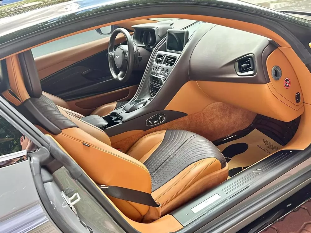 Aston Martin DB11 V8 Aston Martin DB11 V8