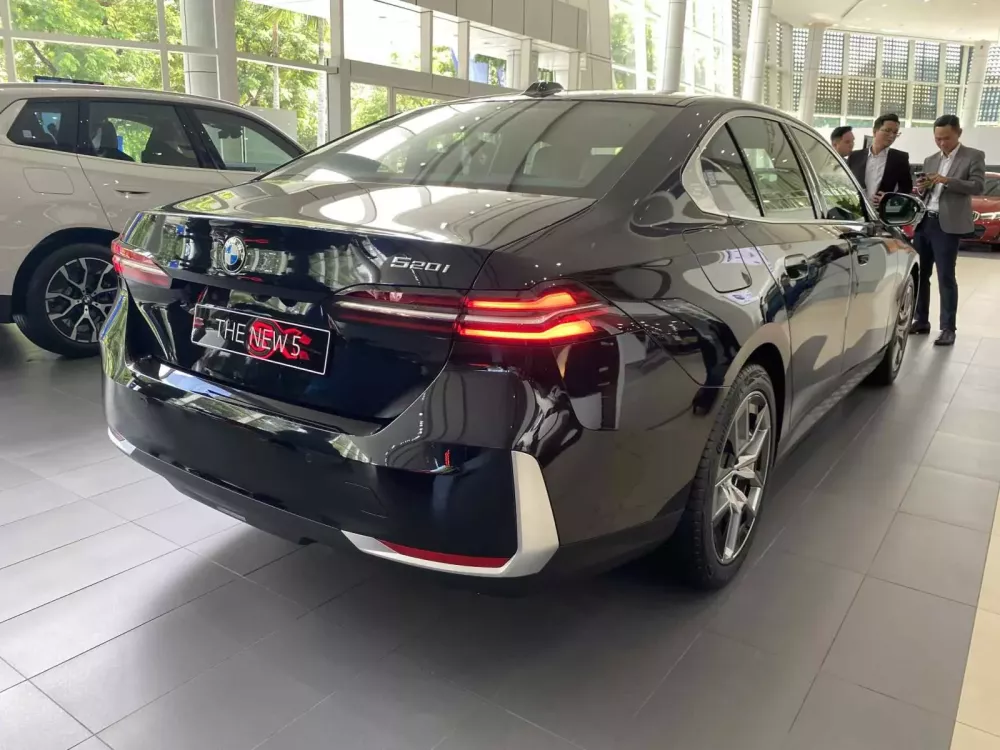 Cận cảnh BMW 5-Series hoàn toàn mới vừa ra mắt thị trường Việt Nam, giá từ 2,59 tỷ đồng- Ảnh 10. Cận cảnh BMW 5-Series hoàn toàn mới vừa ra mắt thị trường Việt Nam, giá từ 2,59 tỷ đồng- Ảnh 10.