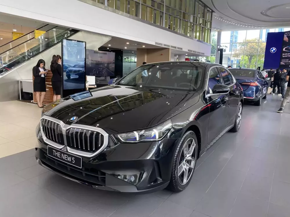 Cận cảnh BMW 5-Series hoàn toàn mới vừa ra mắt thị trường Việt Nam, giá từ 2,59 tỷ đồng- Ảnh 2. Cận cảnh BMW 5-Series hoàn toàn mới vừa ra mắt thị trường Việt Nam, giá từ 2,59 tỷ đồng- Ảnh 2.