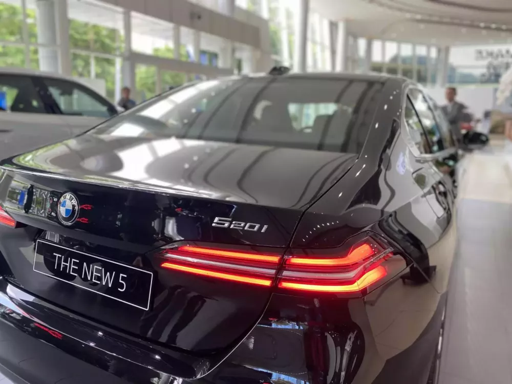 Cận cảnh BMW 5-Series hoàn toàn mới vừa ra mắt thị trường Việt Nam, giá từ 2,59 tỷ đồng- Ảnh 5. Cận cảnh BMW 5-Series hoàn toàn mới vừa ra mắt thị trường Việt Nam, giá từ 2,59 tỷ đồng- Ảnh 5.