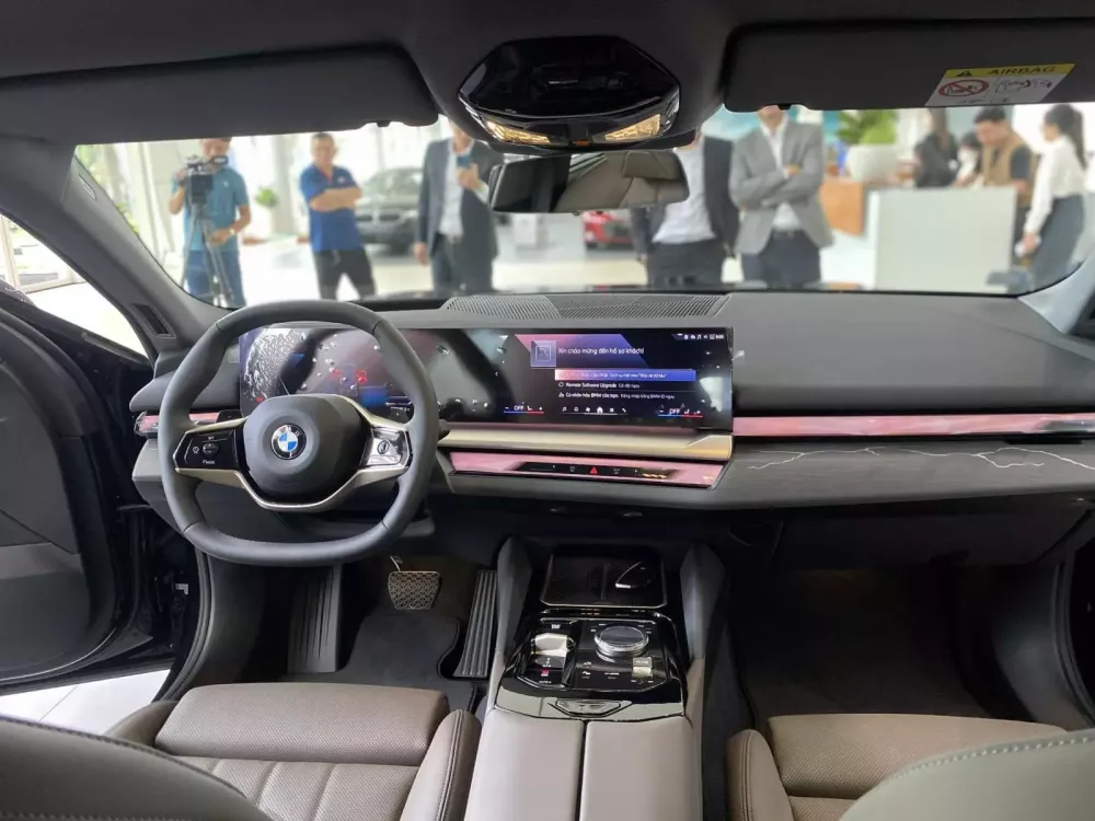 Cận cảnh BMW 5-Series hoàn toàn mới vừa ra mắt thị trường Việt Nam, giá từ 2,59 tỷ đồng- Ảnh 13. Cận cảnh BMW 5-Series hoàn toàn mới vừa ra mắt thị trường Việt Nam, giá từ 2,59 tỷ đồng- Ảnh 13.