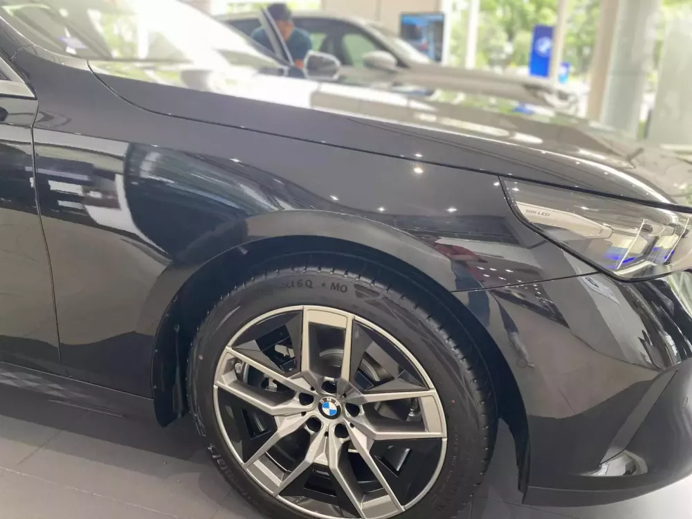 Cận cảnh BMW 5-Series hoàn toàn mới vừa ra mắt thị trường Việt Nam, giá từ 2,59 tỷ đồng- Ảnh 7. Cận cảnh BMW 5-Series hoàn toàn mới vừa ra mắt thị trường Việt Nam, giá từ 2,59 tỷ đồng- Ảnh 7.