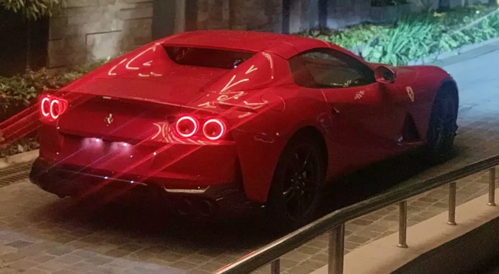 Cặp đôi siêu xe khủng xuất hiện cùng nhau: Ferrari 812 GTS nổi bật lên hẳn- Ảnh 3. Cặp đôi siêu xe khủng xuất hiện cùng nhau: Ferrari 812 GTS nổi bật lên hẳn- Ảnh 3.