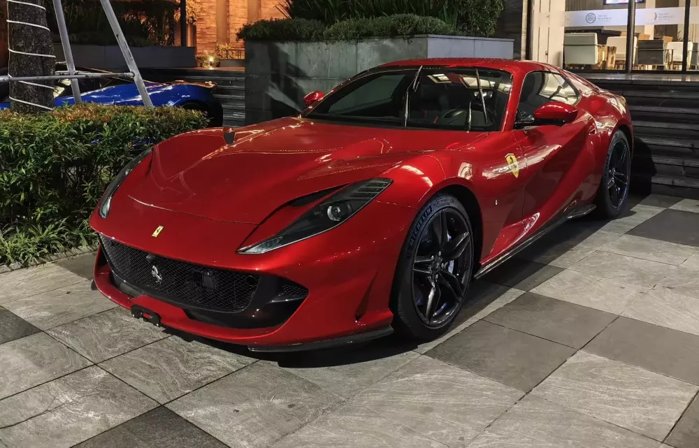 Cặp đôi siêu xe khủng xuất hiện cùng nhau: Ferrari 812 GTS nổi bật lên hẳn- Ảnh 1.