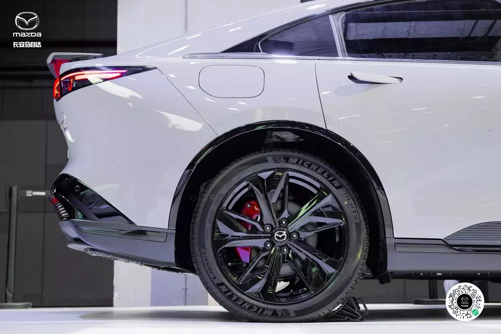 Vành 19 inch và cùm phanh màu đỏ của Mazda EZ-6 Sports Edition Vành 19 inch và cùm phanh màu đỏ của Mazda EZ-6 Sports Edition