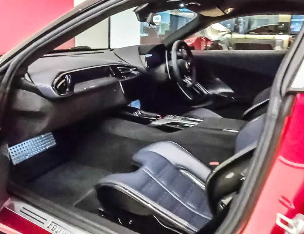 Siêu xe Ferrari 12Cilindri được Cường "Đô-la" để mắt đến đã có xe đầu tiên về Asean bàn giao cho khách- Ảnh 5. Siêu xe Ferrari 12Cilindri được Cường "Đô-la" để mắt đến đã có xe đầu tiên về Asean bàn giao cho khách- Ảnh 5.