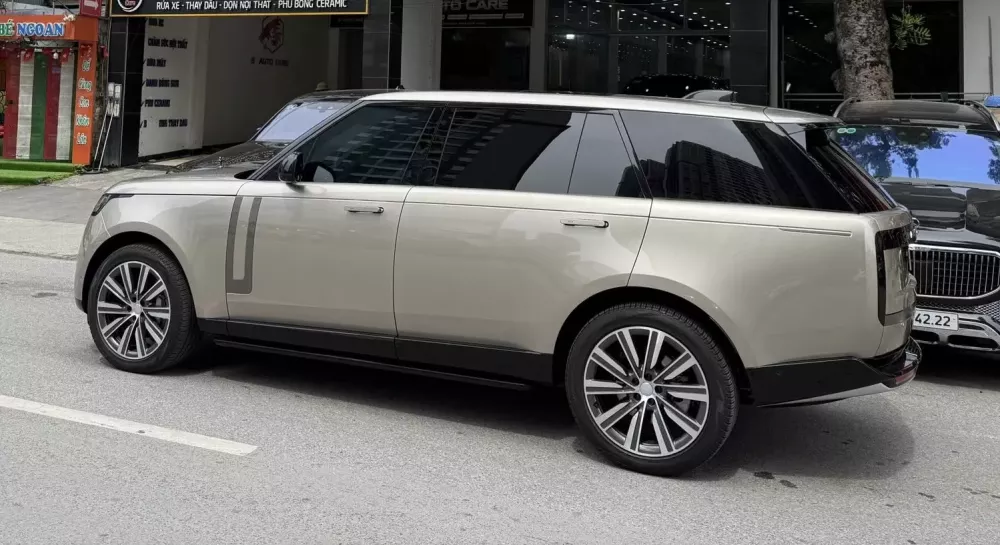 Doanh nhân Hà Nội mới tậu Mercedes-AMG SL43 sắm tiếp Range Rover thế hệ mới- Ảnh 2.