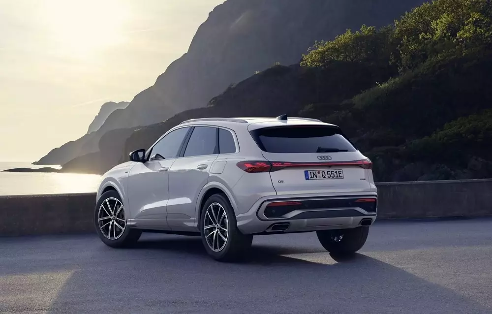 Audi Q5 chạy 100 km không cần xăng và sạc còn nhanh hơn cả laptop Audi Q5 chạy 100 km không cần xăng và sạc còn nhanh hơn cả laptop