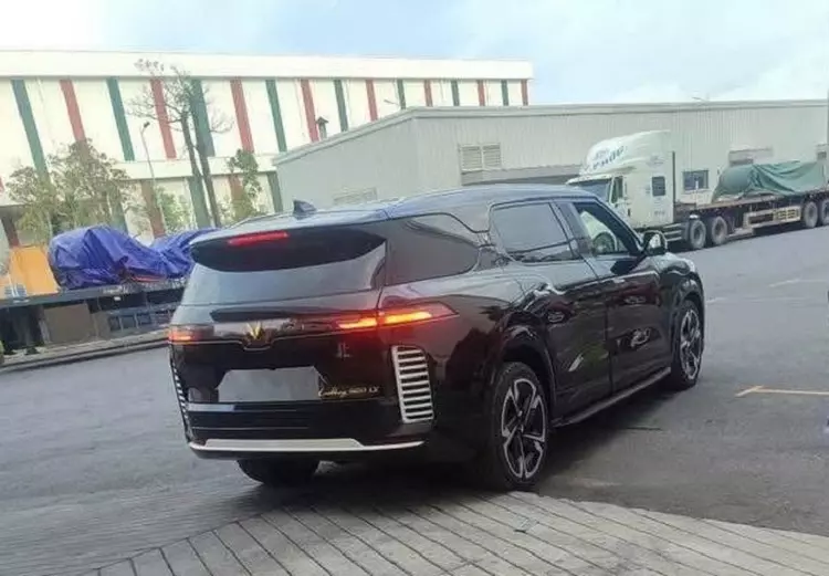 VinFast VF 9 sở hữu logo màu vàng ánh kim ở phía trước và sau VinFast VF 9 sở hữu logo màu vàng ánh kim ở phía trước và sau