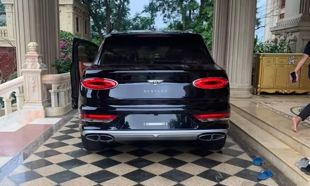 Doanh nhân phố núi Gia Lai "giải cứu" Bentley Bentayga EWB Azure rao bán hơn 1 năm không ai mua- Ảnh 1.
