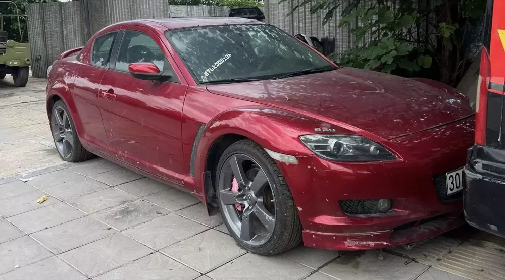 Mazda RX-8 màu lạ xuất hiện tại Hà Nội- Ảnh 2. Mazda RX-8 màu lạ xuất hiện tại Hà Nội- Ảnh 2.