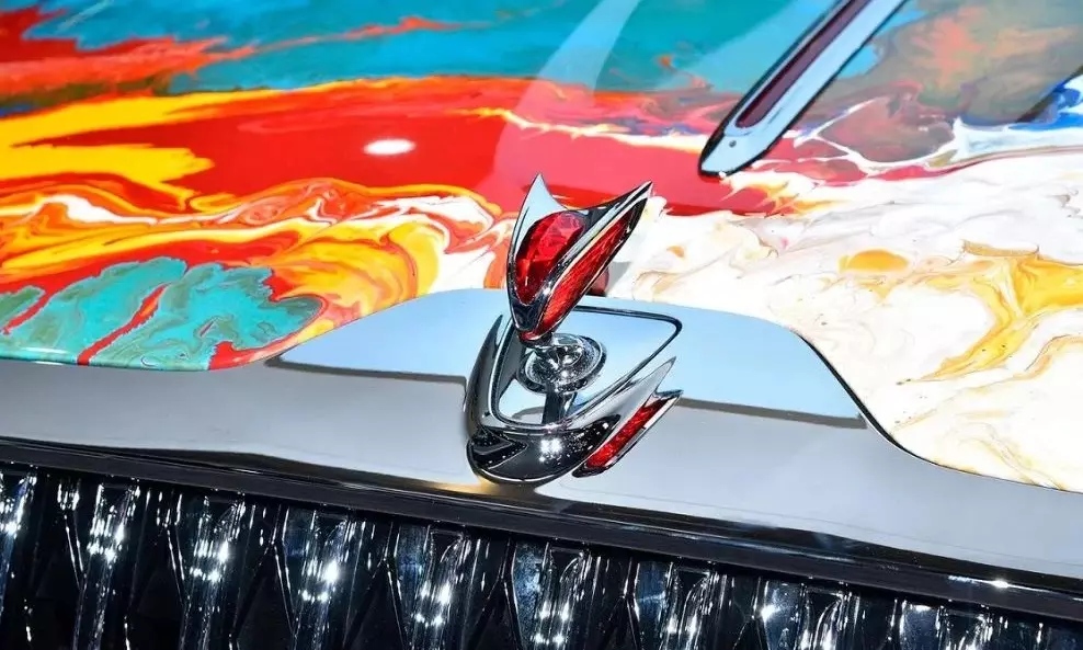 Biểu tượng Hongqi trên nắp ca-pô của Guoli Biểu tượng Hongqi trên nắp ca-pô của Guoli