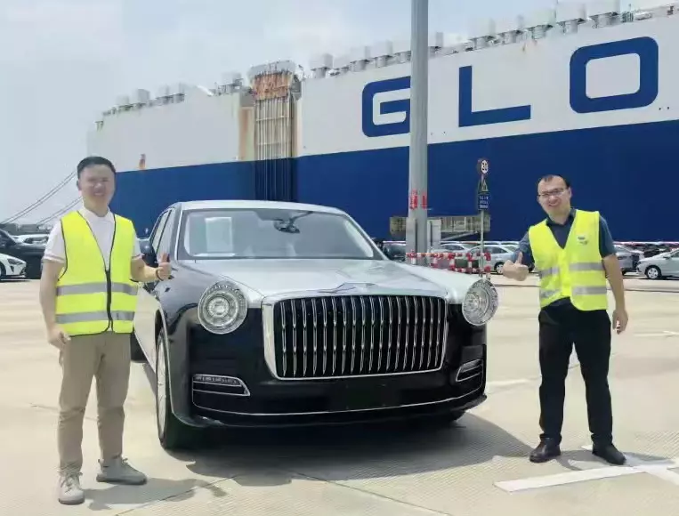 Chiếc Hongqi Guoli đang trên đường sang Dubai Chiếc Hongqi Guoli đang trên đường sang Dubai