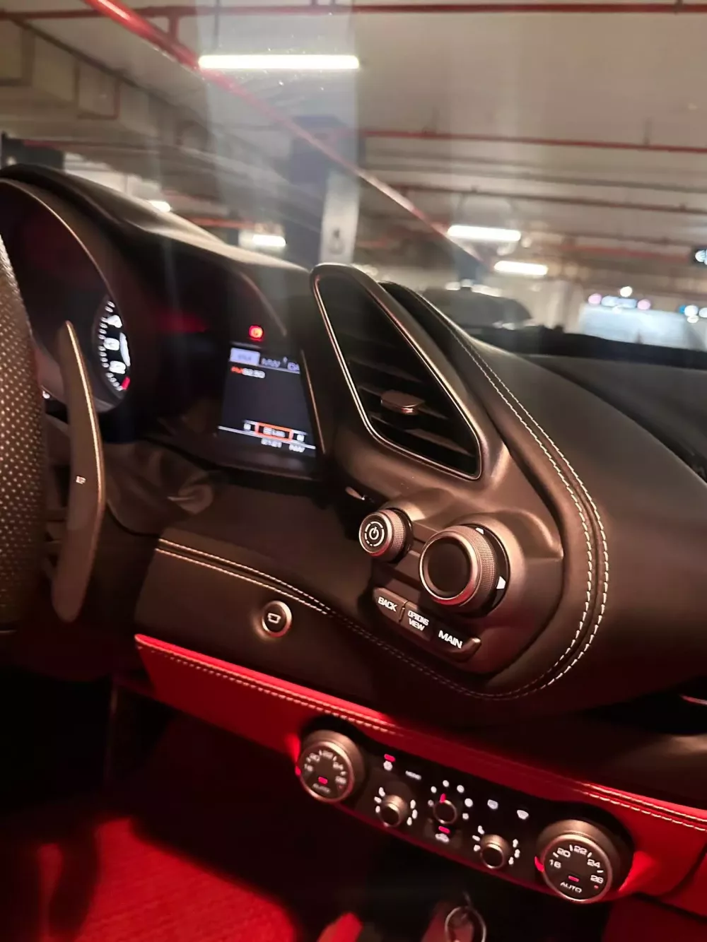 Nội thất Ferrari 488 GTB màu đỏ Nội thất Ferrari 488 GTB màu đỏ