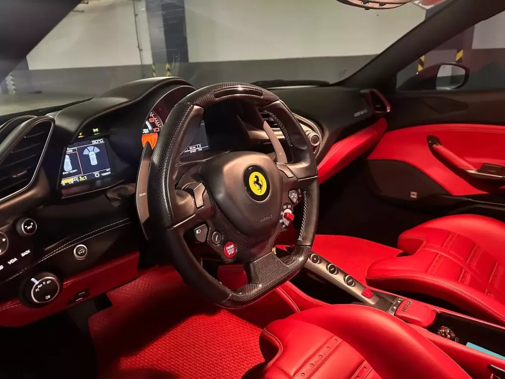 Bạch mã Ferrari 488 GTB mang bản độ đẹp mắt cùng nội thất đỏ cuốn hút của đại gia Việt- Ảnh 3.