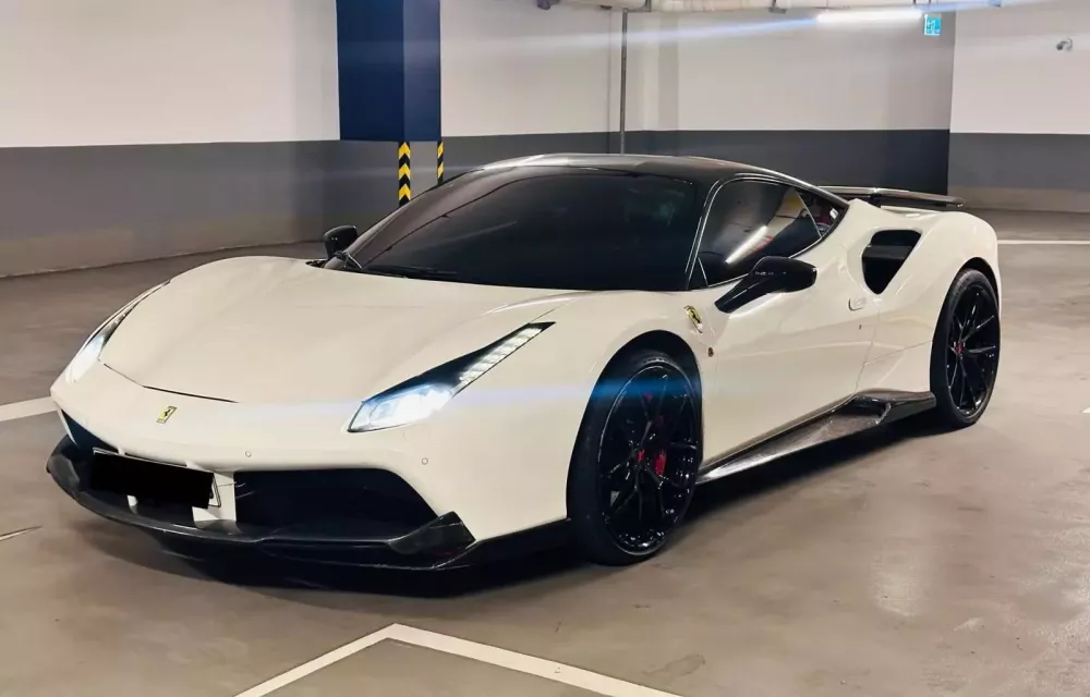 Ferrari 488 GTB màu trắng nội thất đỏ Ferrari 488 GTB màu trắng nội thất đỏ