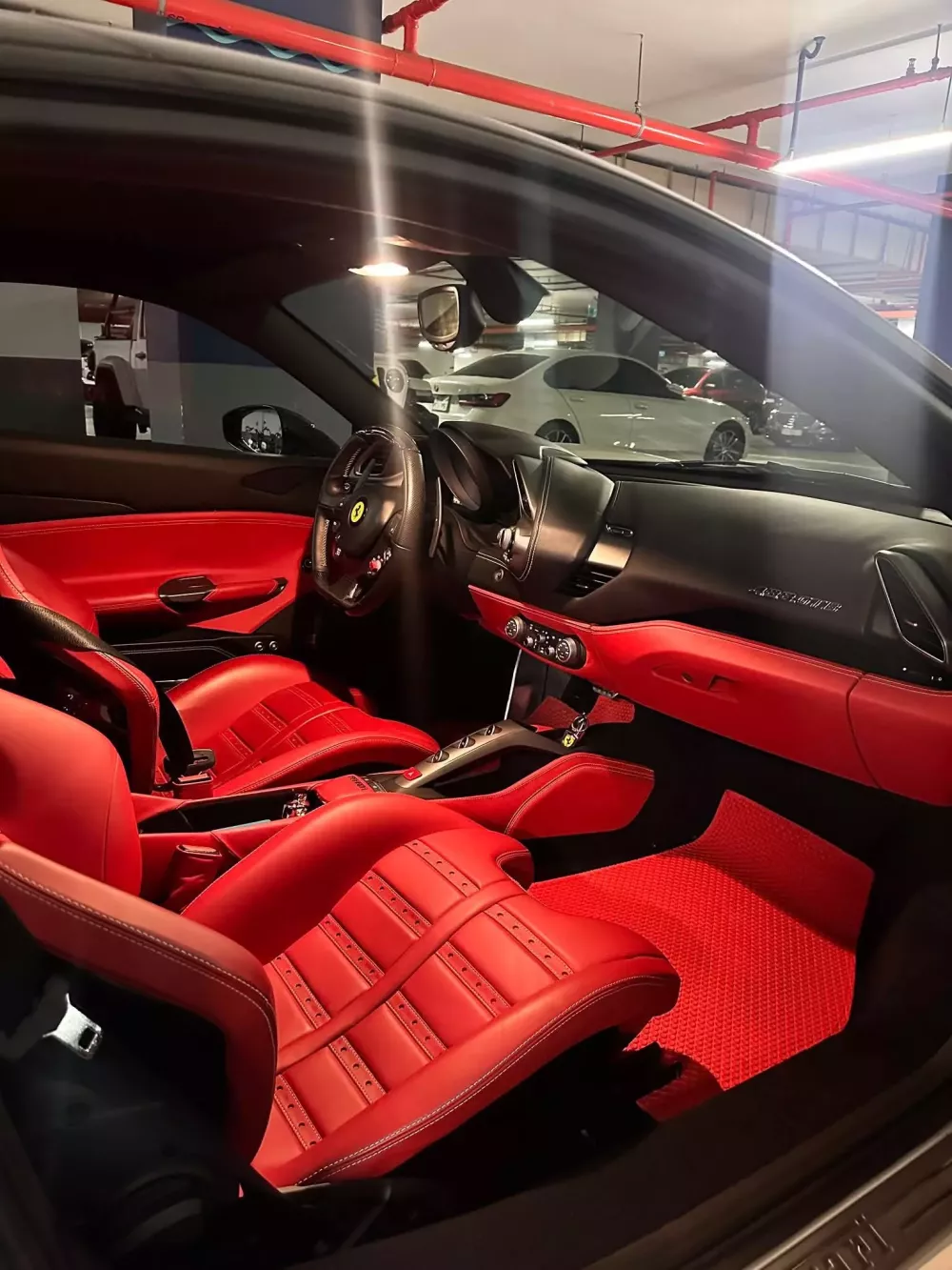 Bạch mã Ferrari 488 GTB mang bản độ đẹp mắt cùng nội thất đỏ cuốn hút của đại gia Việt- Ảnh 2. Bạch mã Ferrari 488 GTB mang bản độ đẹp mắt cùng nội thất đỏ cuốn hút của đại gia Việt- Ảnh 2.