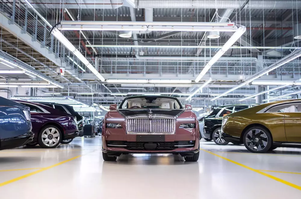 Bên trong nhà máy Rolls-Royce, nơi Spectre được lắp ráp song song với Phantom