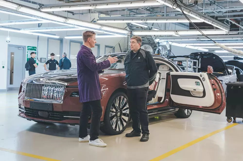 Ông Denton (bên phải) giải thích cách chiếc Rolls-Royce Spectre đầu tiên được sản xuất.