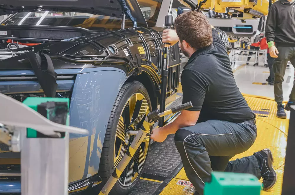 Chiếc Rolls-Royce Spectre đầu tiên được lắp ráp.