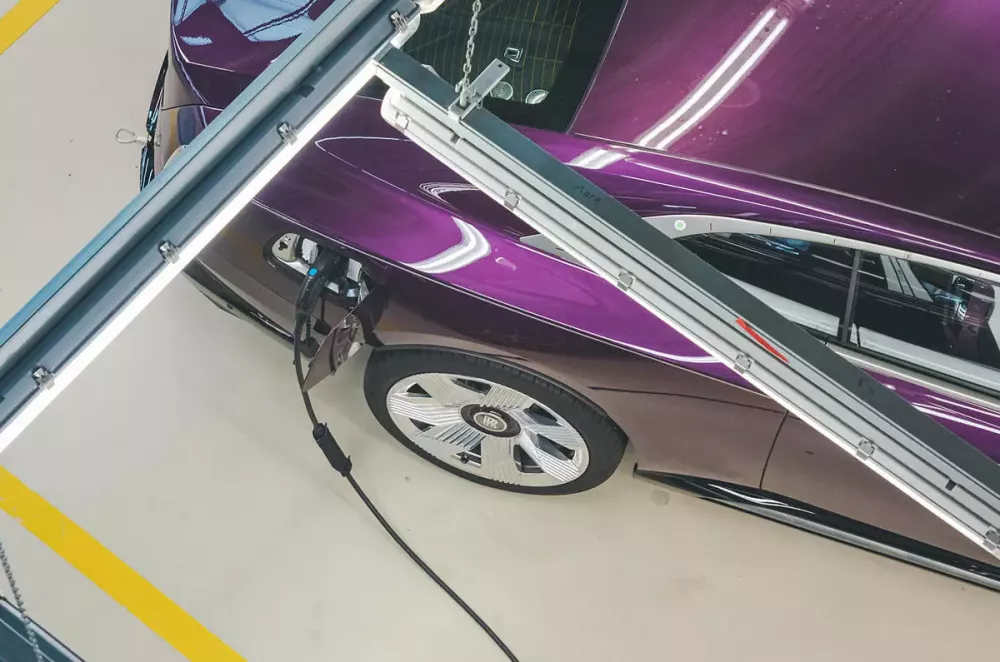 Cổng sạc của Rolls-Royce Spectre được lắp ráp ở cuối dây chuyền sản xuất.