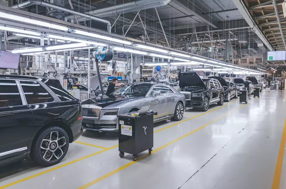 600 người đang làm việc tại dây chuyền sản xuất của Rolls-Royce ở nhà máy Goodwood.