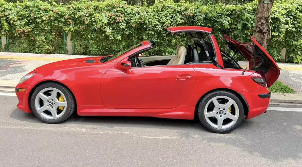 Xe mui trần Mercedes-Benz SLK350 mơ ước một thời của thanh niên 8X chỉ còn hơn 500 triệu đồng- Ảnh 5. Xe mui trần Mercedes-Benz SLK350 mơ ước một thời của thanh niên 8X chỉ còn hơn 500 triệu đồng- Ảnh 5.