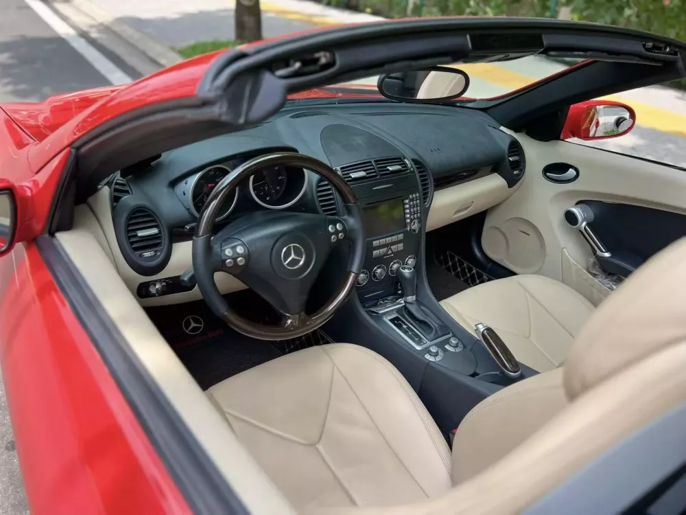 Xe mui trần Mercedes-Benz SLK350 mơ ước một thời của thanh niên 8X chỉ còn hơn 500 triệu đồng- Ảnh 7. Xe mui trần Mercedes-Benz SLK350 mơ ước một thời của thanh niên 8X chỉ còn hơn 500 triệu đồng- Ảnh 7.