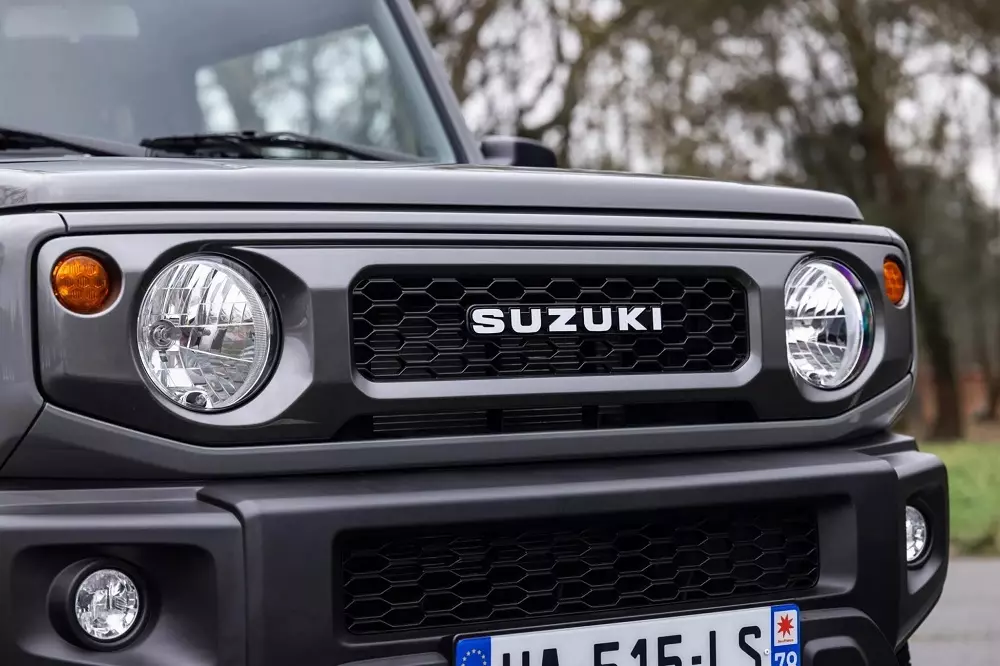Cận cảnh lưới tản nhiệt riêng của Suzuki Jimny 55th Anniversary Cận cảnh lưới tản nhiệt riêng của Suzuki Jimny 55th Anniversary