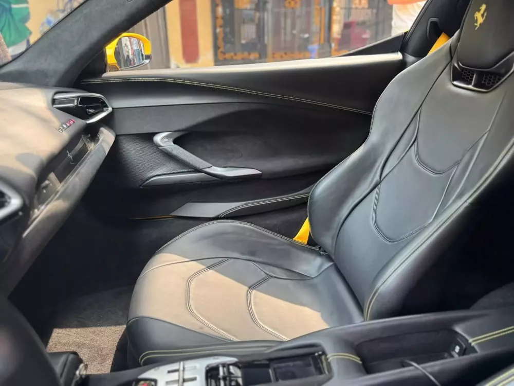 Siêu xe Ferrari 296 GTB tiếp tục được chào bán chỉ sau nửa năm được chủ nhân mới mua về trải nghiệm- Ảnh 4.