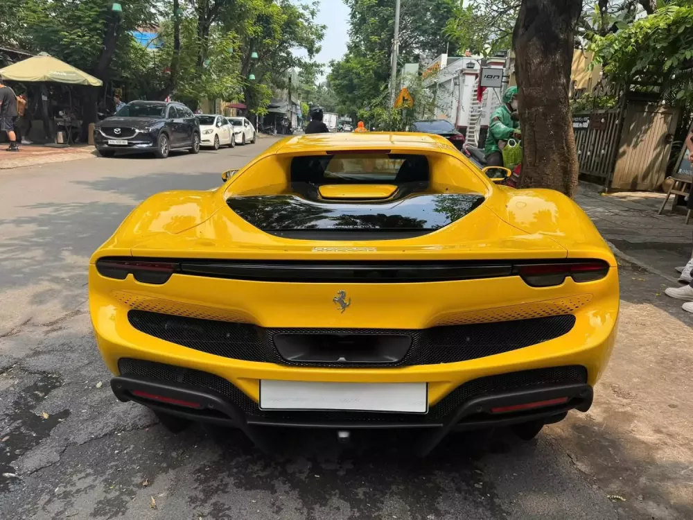 Siêu xe Ferrari 296 GTB tiếp tục được chào bán chỉ sau nửa năm được chủ nhân mới mua về trải nghiệm- Ảnh 2.