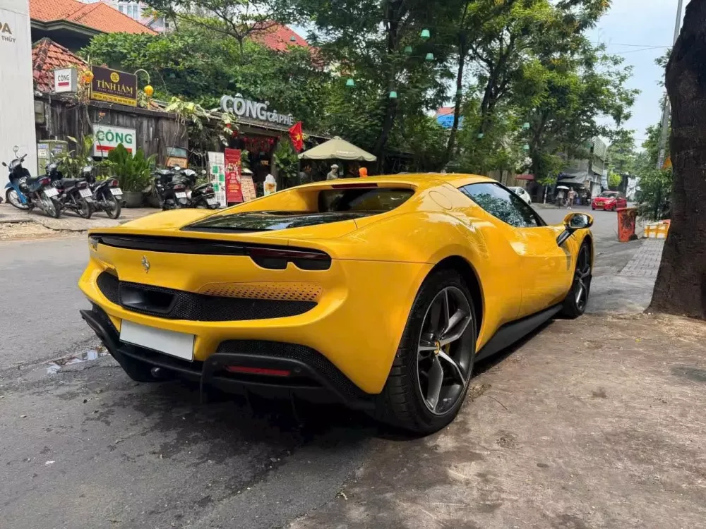 Siêu xe Ferrari 296 GTB tiếp tục được chào bán chỉ sau nửa năm được chủ nhân mới mua về trải nghiệm- Ảnh 3.