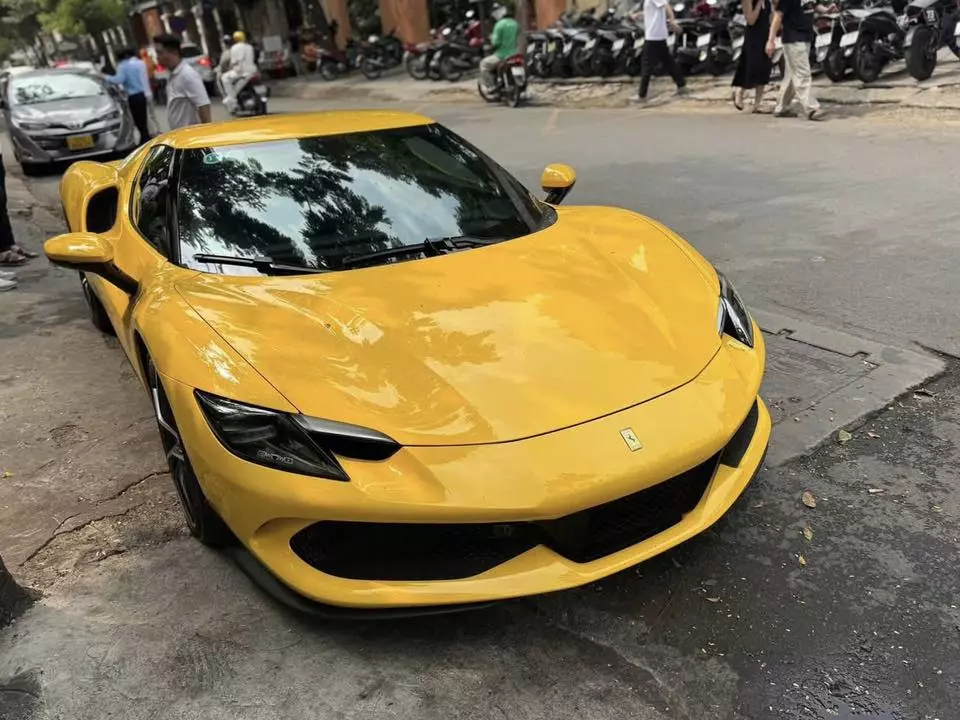 Siêu xe Ferrari 296 GTB tiếp tục được chào bán chỉ sau nửa năm được chủ nhân mới mua về trải nghiệm- Ảnh 1.