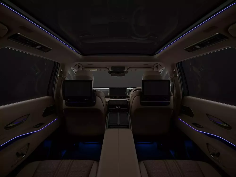 Toyota Century 2026 có đèn viền và 2 màn hình gối để hành khách giải trí