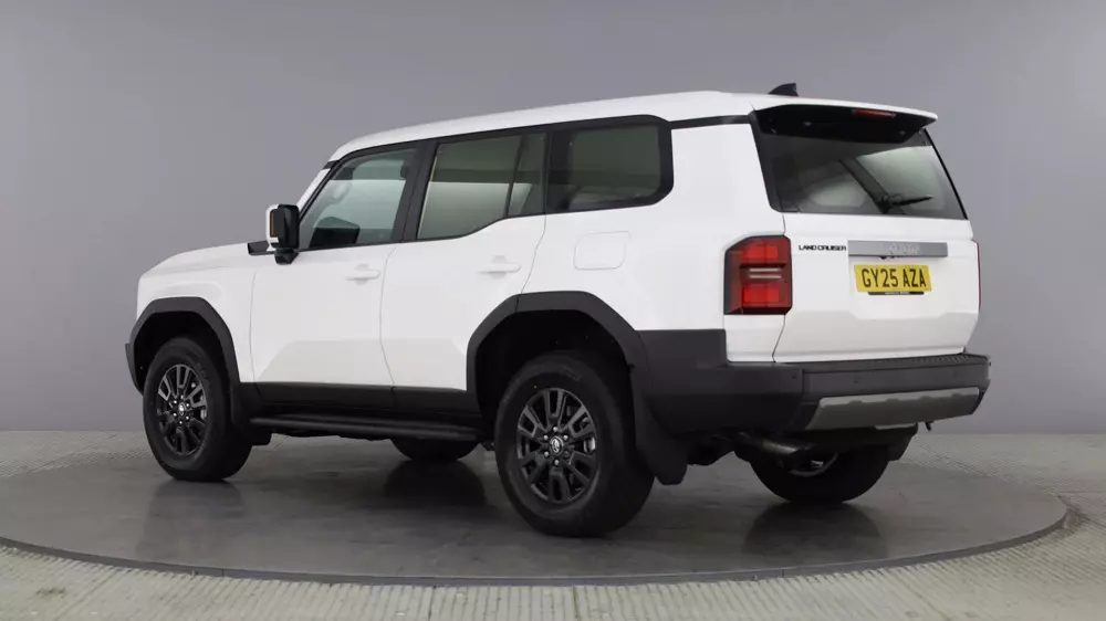 Toyota Land Cruiser Commercial là đối thủ của Land Rover Defender Hard Top 110