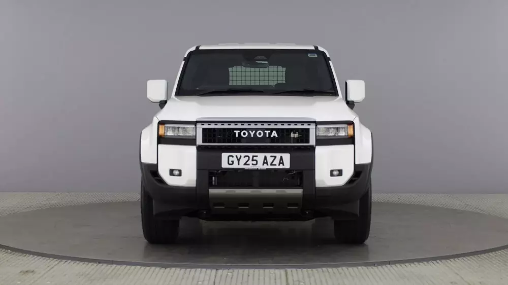 Tuy là xe van nhưng Toyota Land Cruiser Commercial vẫn có trang bị tiện nghi và an toàn khá phong phú
