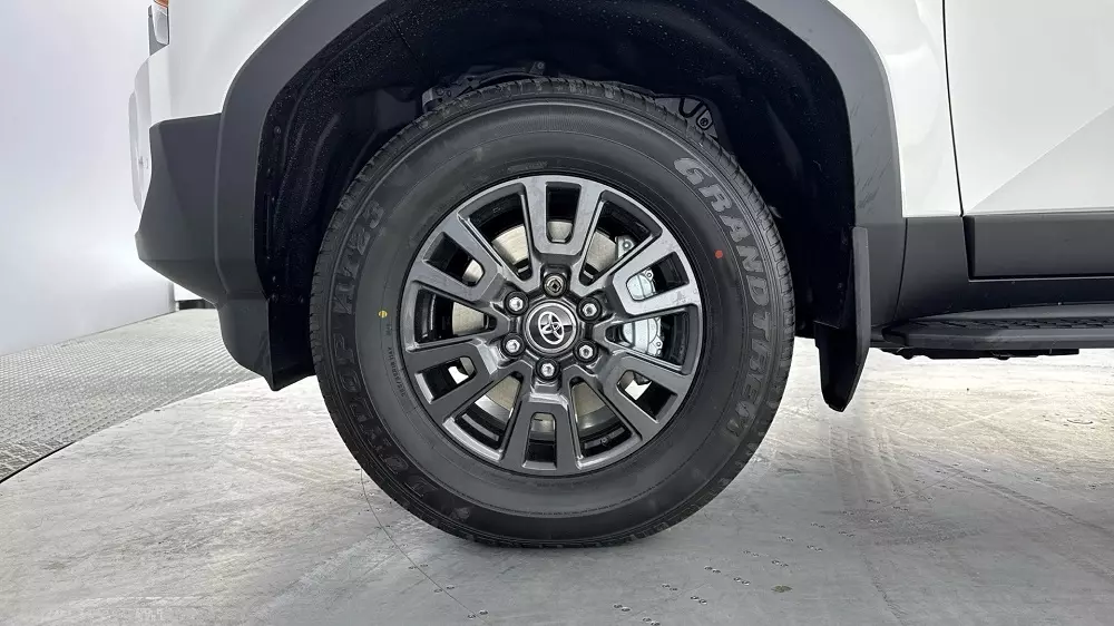 Toyota Land Cruiser Commercial dùng vành 18 inch