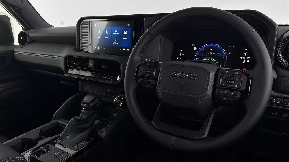 Khoang lái của Toyota Land Cruiser Commercial 