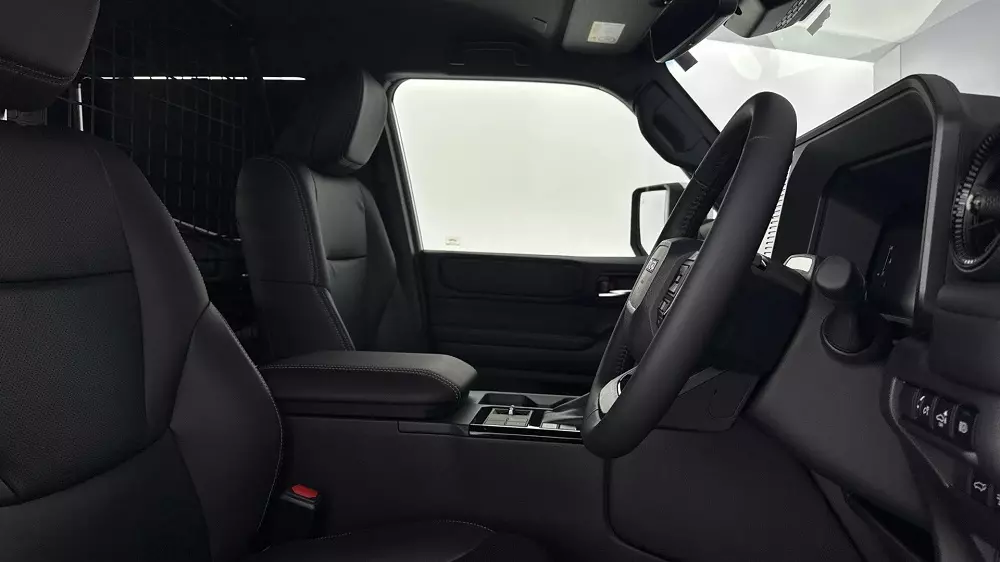 Toyota Land Cruiser Commercial đã bị cắt bỏ hàng ghế sau
