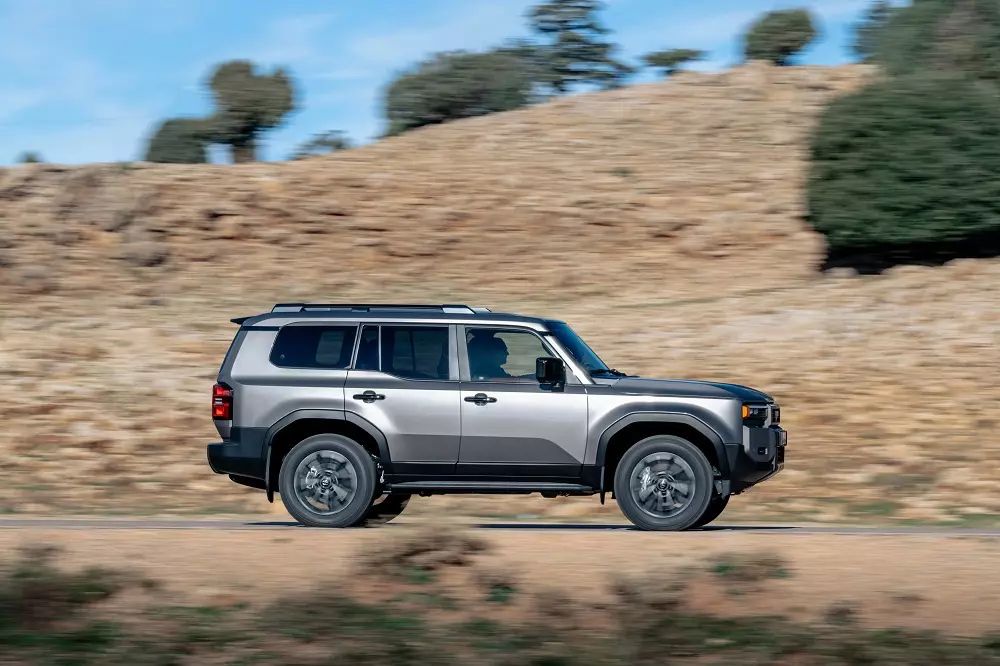 Toyota Land Cruiser Hybrid 48V chưa được công bố giá bán