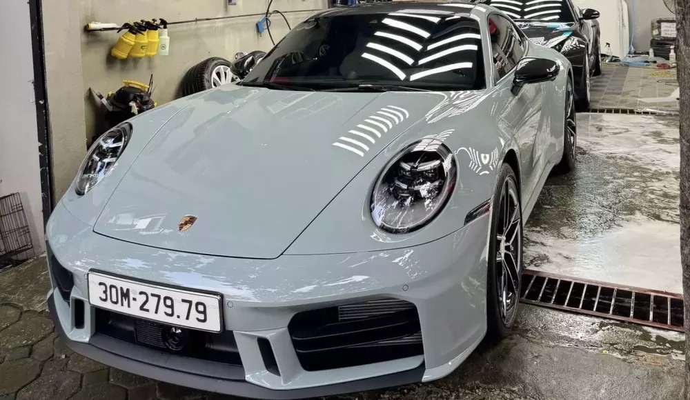 Porsche 911 bản mới nhất mang biển số hơn nửa tỷ đồng tại Hà Nội- Ảnh 2. Porsche 911 bản mới nhất mang biển số hơn nửa tỷ đồng tại Hà Nội- Ảnh 2.