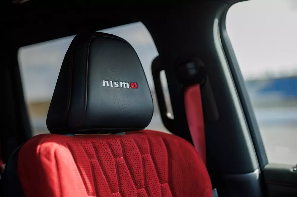 Logo Nismo xuất hiện ở nhiều nơi trên Nissan Patrol Nismo, bao gồm cả tựa đầu ghế