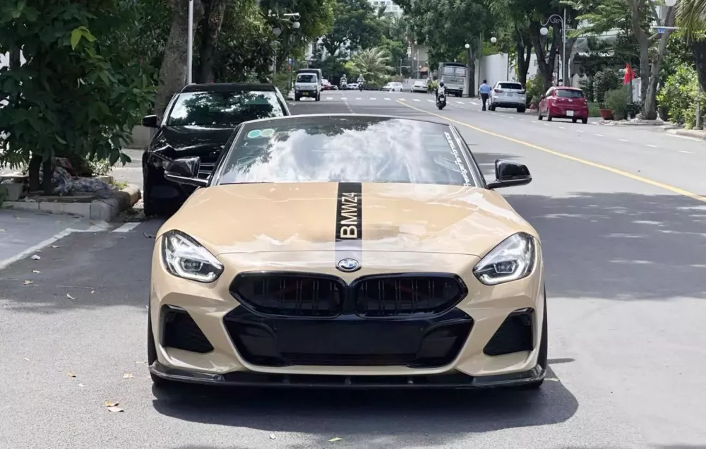 Xe thể thao mui trần BMW Z4 mang phong cách lạ mắt ở Tp.HCM- Ảnh 1.
