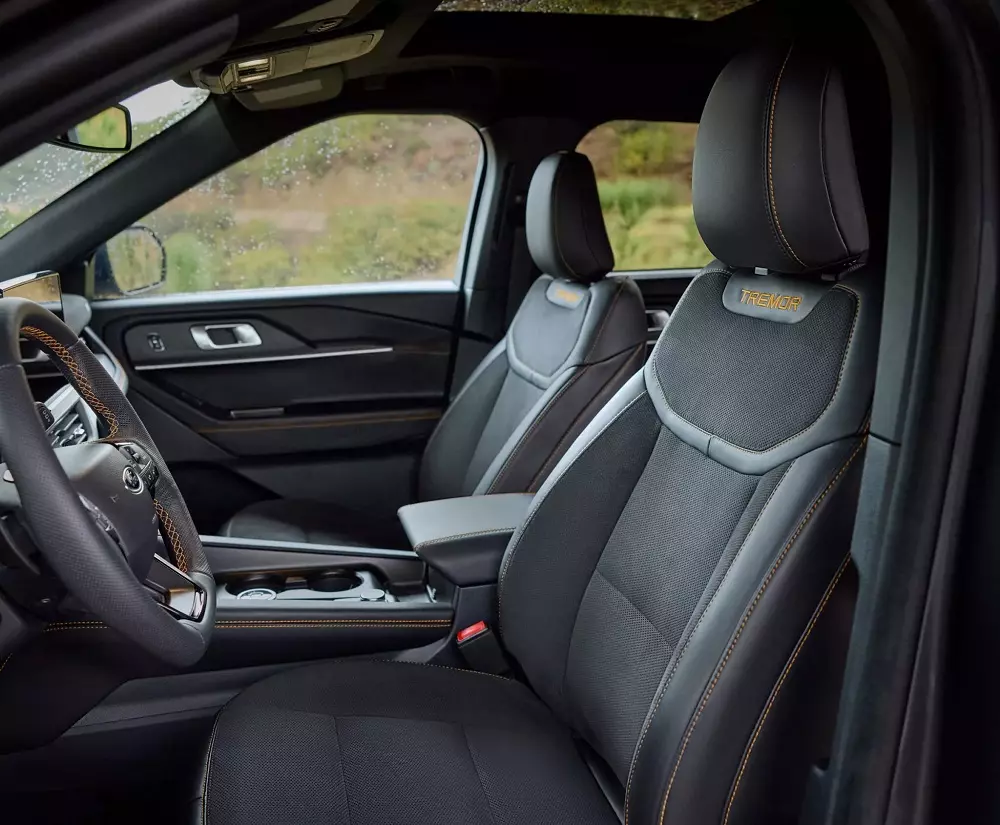 Màu vàng cam cũng xuất hiện bên trong Ford Explorer Tremor 2026