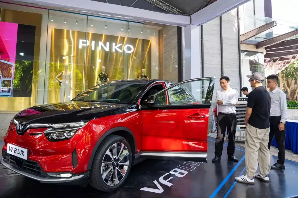 VinFast ưu đãi đến 100 triệu đồng cho khách hàng đổi xe xăng sang ô tô điện