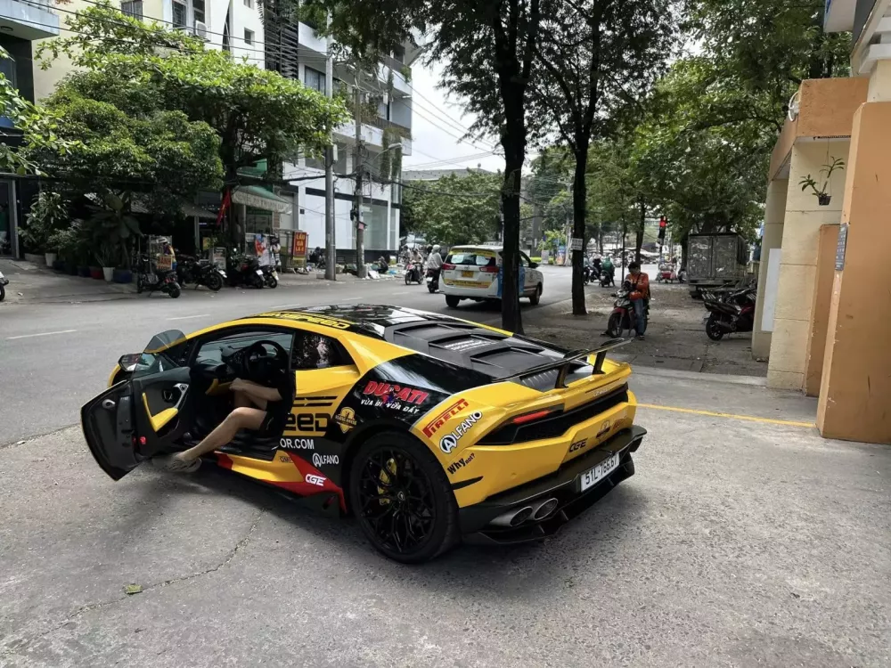 Lamborghini Huracan mang bộ áo lạ mắt tại Thành phố Hồ Chí Minh- Ảnh 4. Lamborghini Huracan mang bộ áo lạ mắt tại Thành phố Hồ Chí Minh- Ảnh 4.